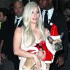 Lady Gaga et son fiancé Taylor Kinney à une soirée à New York avec un chien déguisé en père noël le 11 décembre 2015.