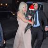 Lady Gaga et son fiancé Taylor Kinney à une soirée à New York avec un chien déguisé en père noël le 11 décembre 2015.
