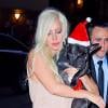 Lady Gaga et son fiancé Taylor Kinney à une soirée à New York avec un chien déguisé en père noël le 11 décembre 2015.