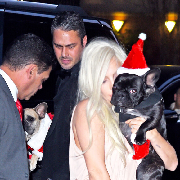 Lady Gaga et son fiancé Taylor Kinney à une soirée à New York avec un chien déguisé en père noël le 11 décembre 2015.