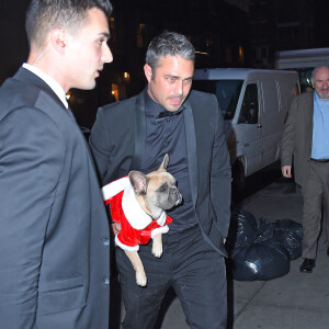 Lady Gaga et son fiancé Taylor Kinney à une soirée à New York avec un chien déguisé en père noël le 11 décembre 2015.