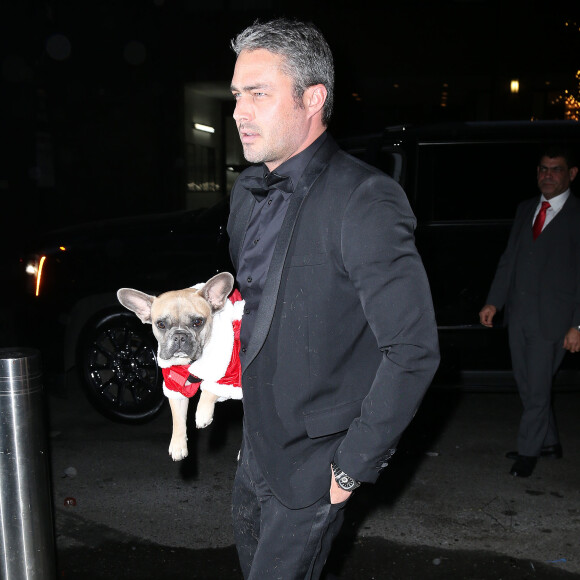 Lady Gaga et son fiancé Taylor Kinney à une soirée à New York avec un chien déguisé en père noël le 11 décembre 2015.