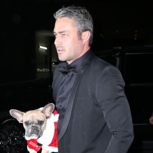 Lady Gaga et son fiancé Taylor Kinney à une soirée à New York avec un chien déguisé en père noël le 11 décembre 2015.