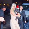 Lady Gaga et son fiancé Taylor Kinney à une soirée à New York avec un chien déguisé en père noël le 11 décembre 2015.