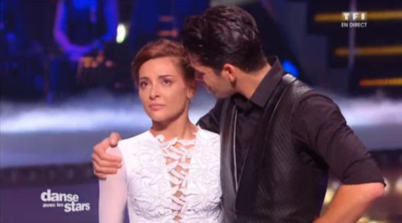 Priscilla, émue aux larmes d'avoir dansé pour sa maman, dans Danse avec les stars 6 sur TF1, le samedi 12 décembre 2015.