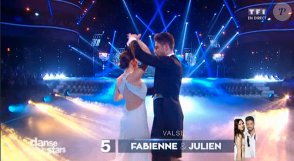 Fabienne Carat et son partenaire, dans Danse avec les stars 6 sur TF1, le samedi 12 décembre 2015.