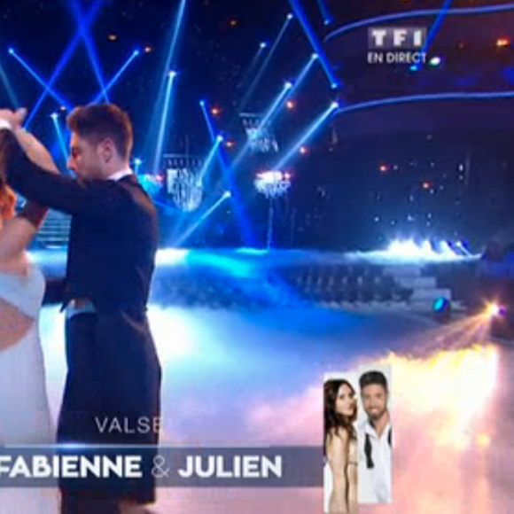 Fabienne Carat et son partenaire, dans Danse avec les stars 6 sur TF1, le samedi 12 décembre 2015.