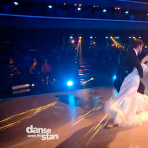 Fabienne Carat et son partenaire, dans Danse avec les stars 6 sur TF1, le samedi 12 décembre 2015.