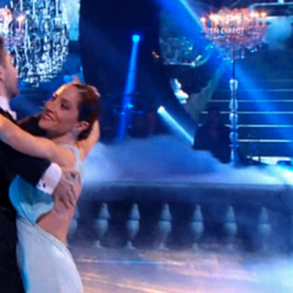 Fabienne Carat et son partenaire, dans Danse avec les stars 6 sur TF1, le samedi 12 décembre 2015.
