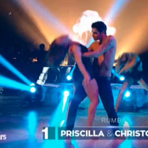 Priscilla danse avec deux partenaires, dans Danse avec les stars 6 sur TF1, le samedi 12 décembre 2015.