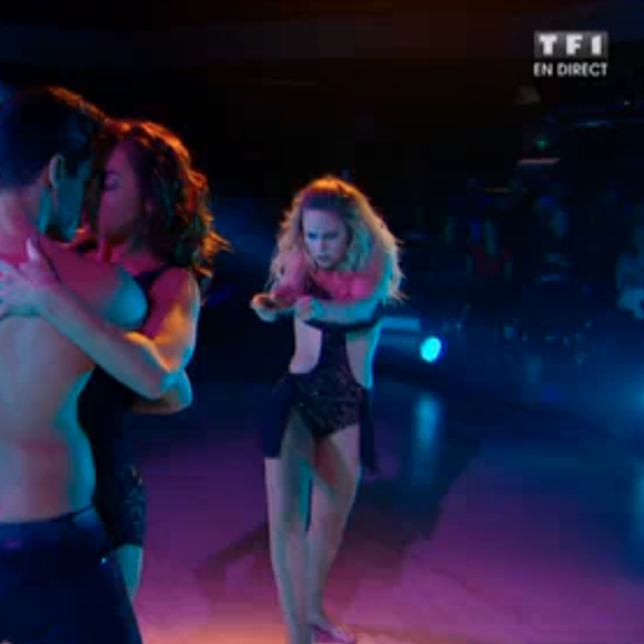 Priscilla danse avec deux partenaires, dans Danse avec les stars 6 sur TF1, le samedi 12 décembre 2015.