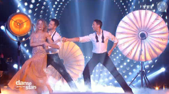 Véronic DiCaire danse avec deux partenaires, dans Danse avec les stars 6 sur TF1, le samedi 12 décembre 2015.