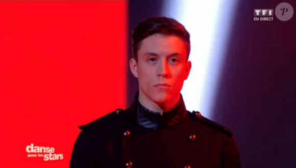 Loïc Nottet danse avec deux partenaires, dans Danse avec les stars 6 sur TF1, le samedi 12 décembre 2015.