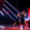 Loïc Nottet danse avec deux partenaires, dans Danse avec les stars 6 sur TF1, le samedi 12 décembre 2015.