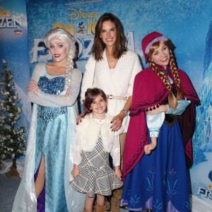 Alessandra Ambrosio et sa fille Anja lors de première de "Frozen" de Disney On Ice à Los Angeles, le 10 décembre 2015.