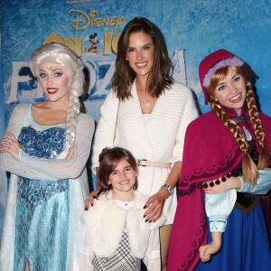 Alessandra Ambrosio et sa fille Anja lors de première de "Frozen" de Disney On Ice à Los Angeles, le 10 décembre 2015.