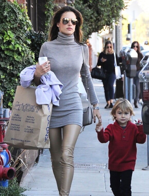 Alessandra Ambrosio fait du shopping avec son fils Noah à Brentwood, le 12 décembre 2015.
