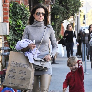 Alessandra Ambrosio fait du shopping avec son fils Noah à Brentwood, le 12 décembre 2015.