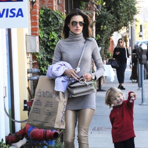 Alessandra Ambrosio fait du shopping avec son fils Noah à Brentwood, le 12 décembre 2015.