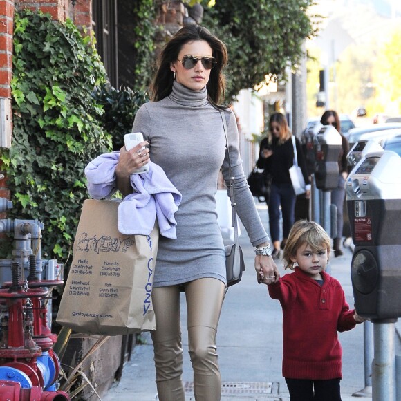 Alessandra Ambrosio fait du shopping avec son fils Noah à Brentwood, le 12 décembre 2015.