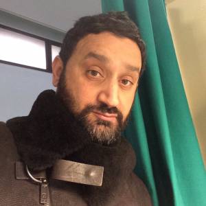 Cyril Hanouna au bureau de vote, le dimanche 13 décembre 2015.