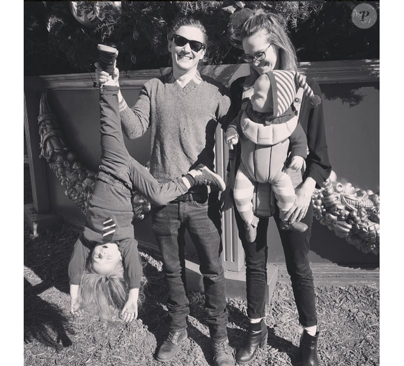 Kyle Gallner a publié une photo de famille avec sa femme et leurs deux enfants sur sa page Instagram, au mois de décmebre 2015.