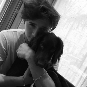 Brooklyn Beckham et Olive, le chien de la famille/ photo postée sur Instagram, le 14 décembre 2015.