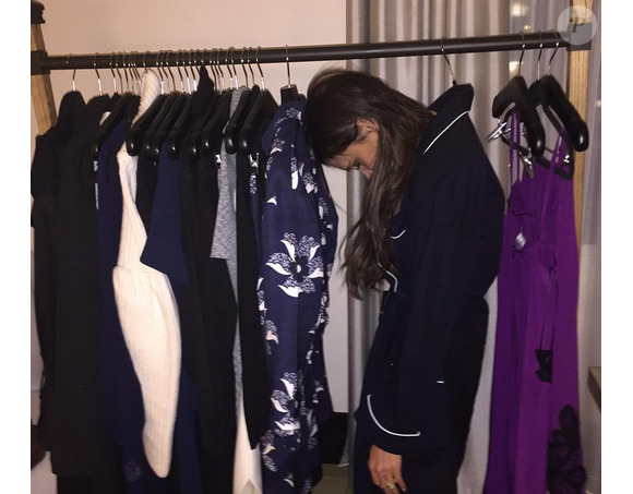 Victoria Beckham meurt de fatigue et s'amuse comme elle peut tandis qu'elle enchaîne les présentations mode de sa ligne de vêtements / photo postée sur Instagram, le 8 décembre 2015.