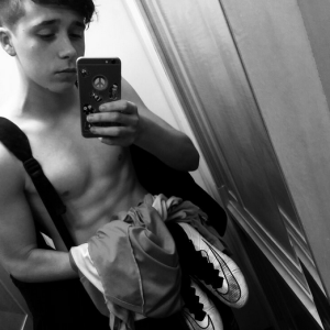 Brooklyn Beckham torse-nu, dévoile ses abdos sur Instagram, le 14 décembre 2015.