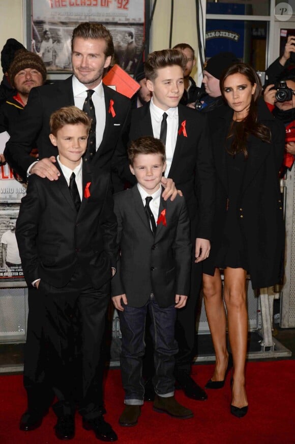 David Beckham, Victoria Beckham et leurs fils Brooklyn, Romeo et Cruz à la première de "The Class Of 92" à Londres, le 1er décembre 2013.