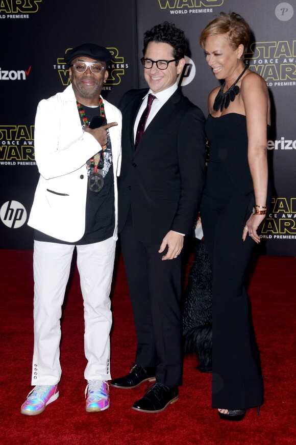 Spike Lee, J.J. Abrams et Tonya Lewis Lee - Avant-première du film Star Wars : Le Réveil de la force à Hollywood au Chinese Theater (Los Angeles), le 14 décembre 2015