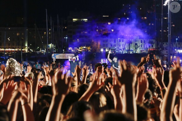 Exclusif - Kev Adams et Corneille - Kev Adams organise un énorme flashmob dansant de plus de 7000 personnes sur la chanson "C Pas Si Grave"à Marseille le 17 mai 2015.
