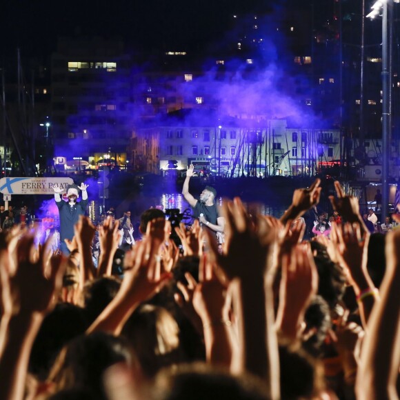 Exclusif - Kev Adams et Corneille - Kev Adams organise un énorme flashmob dansant de plus de 7000 personnes sur la chanson "C Pas Si Grave"à Marseille le 17 mai 2015.