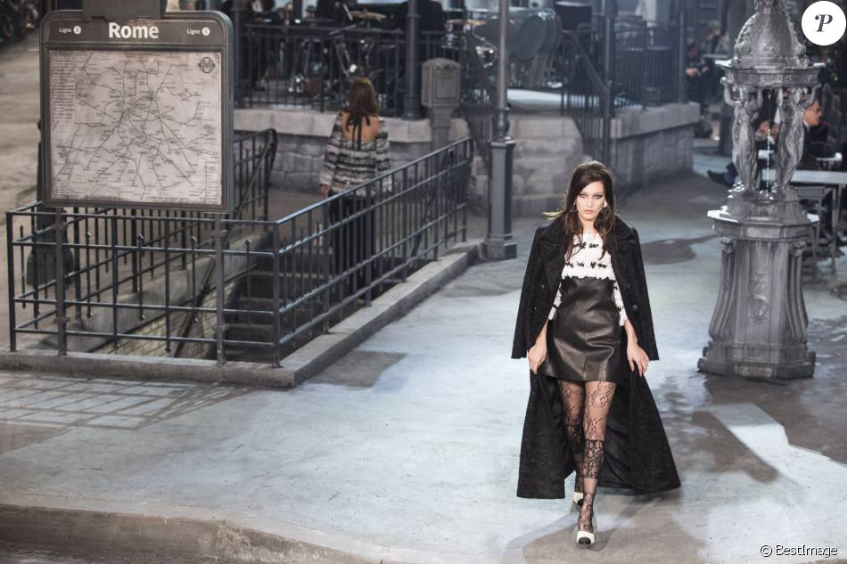 Bella Hadid - Présentation de la collection Chanel Métiers d&#039;Art Paris-Rome aux studios Cinecitta à Rome, le 1er décembre 2015.