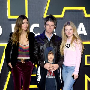 Noel Gallagher et son épouse Sara MacDonald, leurs enfants Donovan et Anais - Première européenne de "Star Wars : Le réveil de la force" au cinéma Odeon Leicester Square de Londres le 16 décembre 2015.
