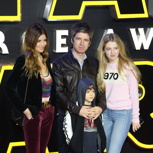 Noel Gallagher et son épouse Sara MacDonald, leurs enfants Donovan et Anais - Première européenne de "Star Wars : Le réveil de la force" au cinéma Odeon Leicester Square de Londres le 16 décembre 2015.