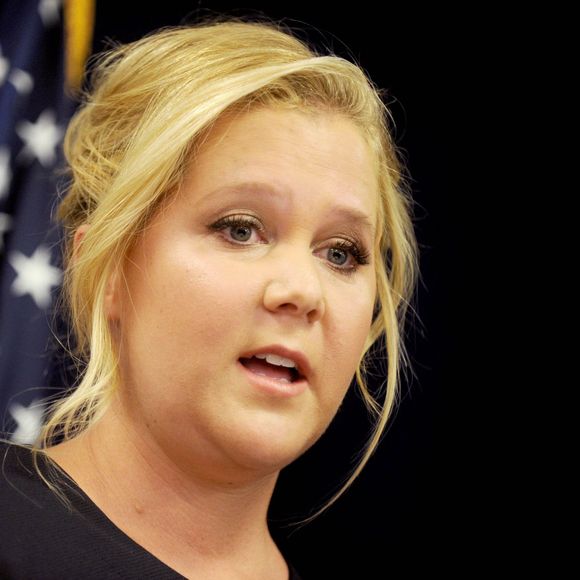 La scénariste Amy Schumer lors d'une conférence de presse avec son cousin le sénateur démocrate Chuck Schumer sur la question du port d'armes aux Etats-Unis à New York, le 3 août 2015.