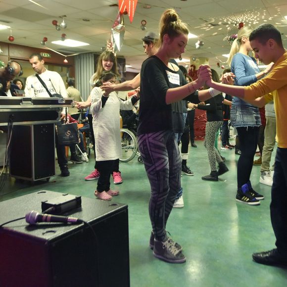 Exclusif - Priscilla Betti et Christophe Licata participent à l'opération "Danse à l'hôpital" avec les jeunes de la Fondation Santé des Etudiants de France, pour l'association "Premiers de Cordée" à la clinique médicale et pédagogique Edouard Rist à Paris, le 17 décembre 2015.  © Giancarlo Gorassini/Bestimage