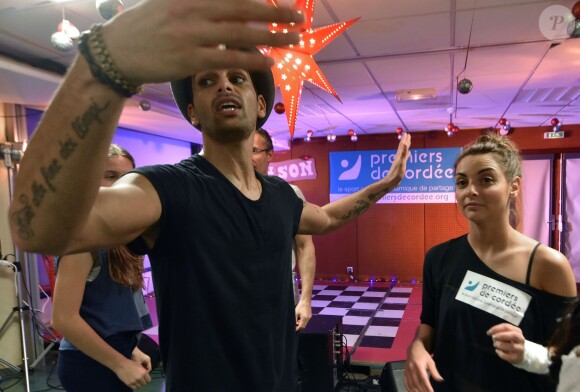 Exclusif - Priscilla Betti et Christophe Licata participent à l'opération "Danse à l'hôpital" avec les jeunes de la Fondation Santé des Etudiants de France, pour l'association "Premiers de Cordée" à la clinique médicale et pédagogique Edouard Rist à Paris, le 17 décembre 2015.  © Giancarlo Gorassini/Bestimage