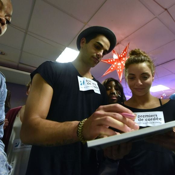 Exclusif - Priscilla Betti et Christophe Licata participent à l'opération "Danse à l'hôpital" avec les jeunes de la Fondation Santé des Etudiants de France, pour l'association "Premiers de Cordée" à la clinique médicale et pédagogique Edouard Rist à Paris, le 17 décembre 2015.  © Giancarlo Gorassini/Bestimage