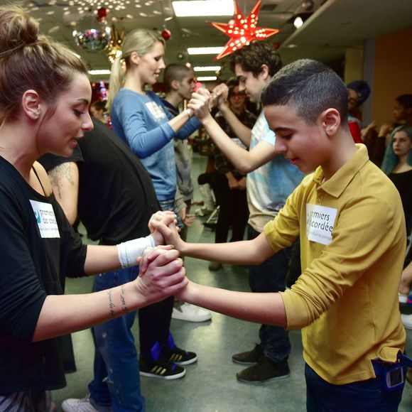 Exclusif - Priscilla Betti et Christophe Licata participent à l'opération "Danse à l'hôpital" avec les jeunes de la Fondation Santé des Etudiants de France, pour l'association "Premiers de Cordée" à la clinique médicale et pédagogique Edouard Rist à Paris, le 17 décembre 2015.  © Giancarlo Gorassini/Bestimage