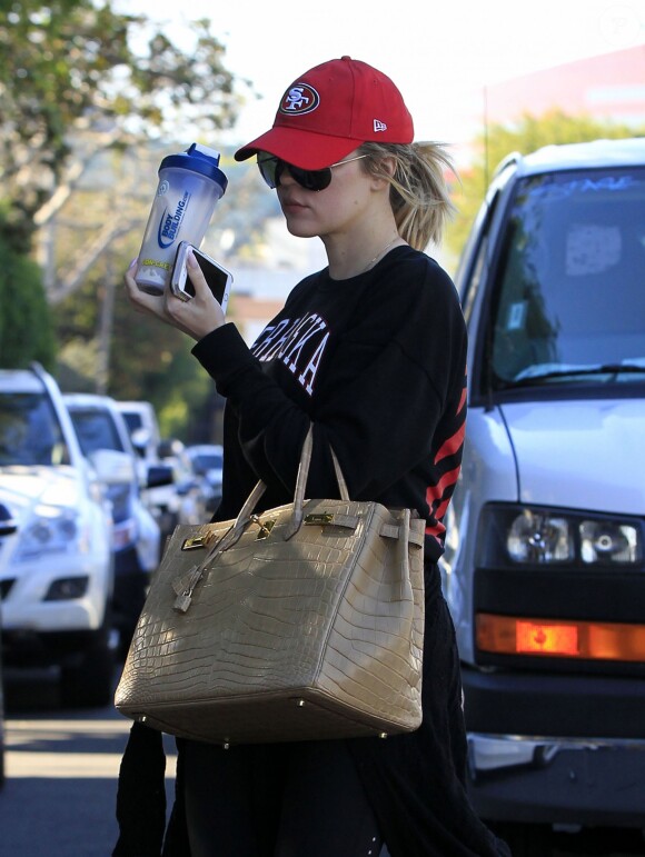 Khloe Kardashian se promène dans les rues de West Hollywood, le 17 décembre 2015