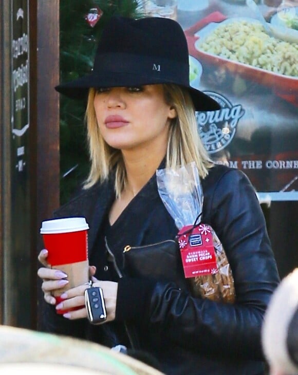 Khloe Kardashian boit un café de chez Starbucks à Los Angeles, le 12 décembre 2015.