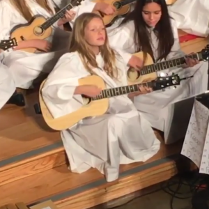 Apple Martin, la fille de Gwyneth Paltrow, chante et joue de la guitare dans une chorale.