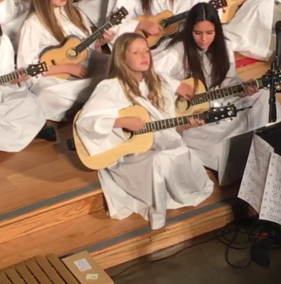 Apple Martin, la fille de Gwyneth Paltrow, chante et joue de la guitare dans une chorale.