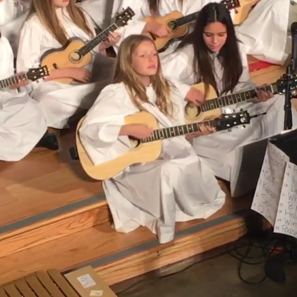 Apple Martin, la fille de Gwyneth Paltrow, chante et joue de la guitare dans une chorale.