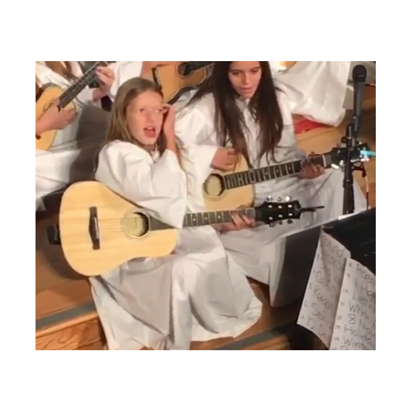 Apple Martin, la fille de Gwyneth Paltrow, dans une chorale.