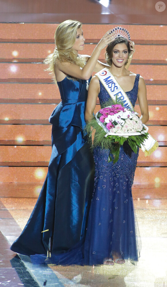 Camille Cerf et Iris Mittenaere, lors du concours Miss France 2016 organisé à Lille, le 19 décembre 2015.