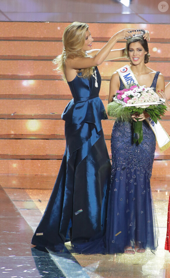 Camille Cerf (Miss France 2015) et Iris Mittenaere (Miss France 2016), lors du concours Miss France organisé à Lille, le 19 décembre 2015.