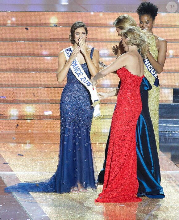 Camille Cerf et Iris Mittenaere, lors du concours Miss France 2016 organisé à Lille, le 19 décembre 2015.